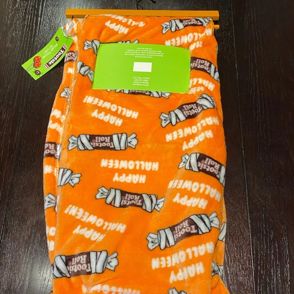 TOOTSIE ROLL HALLOWEEN CANDY THEME PLUSH THROW 50”‎ X 60”
